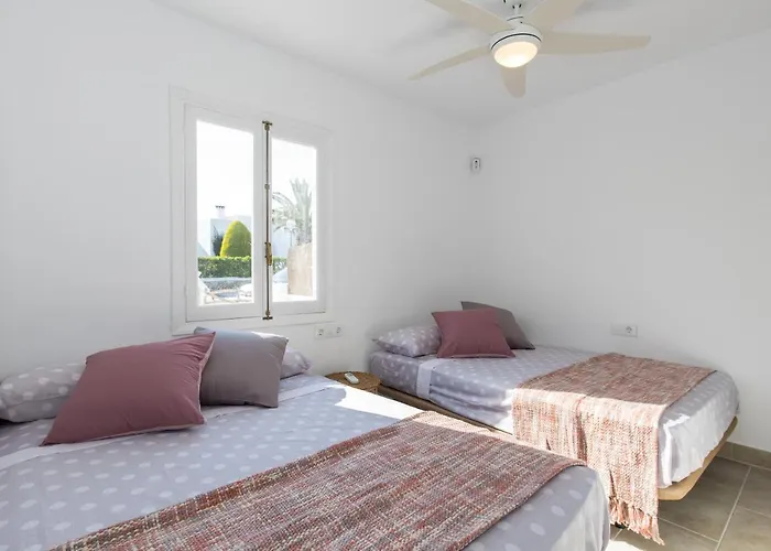 בית נופש A 150m De La Playa Y Piscina Privada